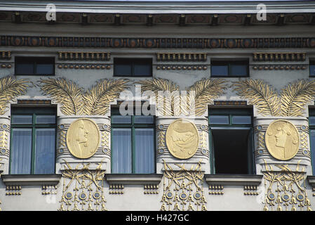 Österreich, Wien, Vienna-Linie, Jugendstilhaus, Fassade, Detail, Links Europa, Hauptstadt, Haus, Wohnhaus, Gebäude, Architekt Otto Wagner, Baustil, Jugendstil, Otto Wagner Haus, Hausfassade, Fassade Malerei, Wandmalerei, Vorschlagsnoten, gold, golden, Architektur, Pracht, prächtig, Reichtum, Ort von Interesse Stockfoto