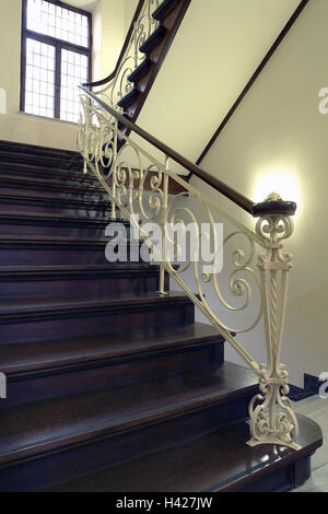 Treppenhaus, hölzerne Treppe, Geländer, dekorieren, Fenster, Treppe, Treppen, innen, innere Rezeption, Geländer, Schmiedeeisen, Handlauf, Holz, Noble, alte, Licht schwang nostalgisch, hölzerne Stufen, Handläufe, aufwärts, abwärts, Treppe erhöht Stockfoto