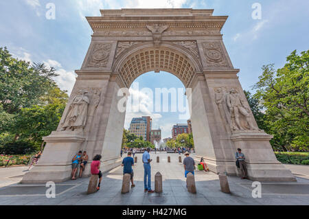 Menschen, die von Washington Square Park in New York City stehen. Stockfoto