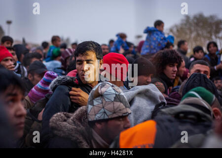 Flüchtlinge warten auf den Transport in Spielfeld Flüchtlingslager auf Slovenian-Austrian Grenze Stockfoto