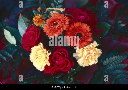 Blume, Strauß, Rosen, Nelken, Gerbera, Detail, Blüten, Pflanzen, Blumen, Blüte Köpfe, Blüten, Prime, Natur, Floristik, Blumen, Konzept, Geschenk, Überraschung, Schmuck, Dekoration, Schönheit, in Scheiben schneiden Stockfoto