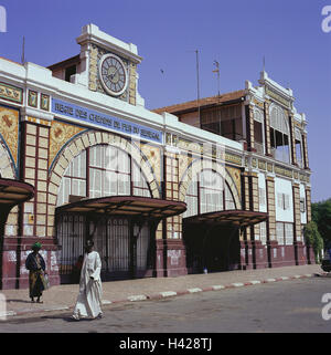 Dakar, Senegal, Bahnhof, Passanten, Afrika, Westafrika, Halbinsel, Kap Verde, Hafen, Stadt, Hauptstadt, Gebäude, Bahnhofsgebäude, Eisenbahn Verkehr, Personenverkehr, Güterverkehr, Person, dunkelhäutigen, Senegalesen, im Außenbereich Stockfoto