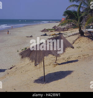 Senegal, Bass Casamance, Cap Skirring, Hotel Kabrousse Mossor, Strand, Meer, Afrika, West Afrika, niedrigere Casamance, Senegal, Bass Casamance, Cap Skirring, Küste, Küstenlandschaft, Hotel Kabrousse Mossor, Hotelstrand, Sandstrand, Strand, Sand, Palmen, Person, Badegäste, Sonnenschirme Stockfoto