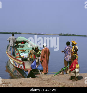 Senegal, Bass Casamance, Ziguinchor, Fluss Casamance, Fähre, Passagiere, Africa, West Afrika, niedrigere Casamance, Gewässer, Flussufern, natürlich ein River, Fluss Landschaft, Riverside, Boot, Piroge, Fähre, bedeutet Transport, Personentransport, Fährverkehr, Person, dunkelhäutige, Senegalesen, in Haufen, Stockfoto