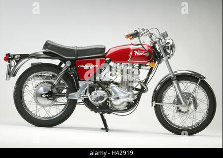 Motorrad, Norton Commando 750 Seiten, rot, klassisch, Vorschau auf der rechten Seite, Stockfoto