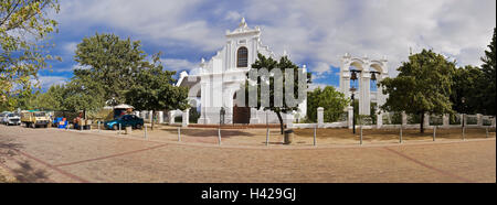 Südafrika, West Kap, Stellenbosch, Raum, Kirche, rheinischen Kirche, Glockenturm, bewölkten Himmel, Panoramabild, Afrika, strukturieren, historisch, Religion, Ort von Interesse, Glocken, Bäume, Heilige Bau, Kap-in Niederländisch, Reiseziel, kolonialen Stil, traditionell, South African, Kultur, glaube, Christentum, 1840, Urlaubsziel, Weinregion, niemand, Weinbau-Gebiet, der Kapprovinz, Tourismus, Architektur, Panorama, Stockfoto