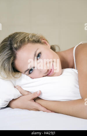 Frau, junge, liegen, Bett, lächelnd, Blick in die Kamera, Porträt, Stockfoto