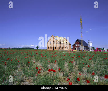 Deutschland, Bayern, der Bau von einem Haus, Einfamilienhäuser, Mohn Feld, Häuser, bauen, Grundmauern, Dachbalken, Dachstuhl, rote Ziegelsteine, Gerüste, Zement Silo, eigenen Zuhause, neue Gebäude, Immobilien, Haus, menschenleer, außen, Wohnhaus, Eigentum, Bau sparen, Baukran, Kranbau, Gegend, Landschaft, Shell, Himmel, Wiese, Blumen, Mohn, Wohnsiedlung, neues Baugebiet Stockfoto