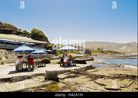 Süden, Afrika, Westkap, Berg über Walker Bay, Hermanus, Strandbar, Gäste, Meer, Afrika, Kap-Provinz, Kap-Halbinsel, Küste, Galle Küste, Landschaft, Küstenlandschaft, Berge, Gastronomie, Restaurant, Strandbar auf Grund gelaufen, Terrasse, Bar, Café, Restaurant-Terrasse, Café-Terrasse, Weinregion, Winelands, Sonnenschirme, Tourismus, Reiseziel, Urlaub, Ozean, Person, Textfreiraum, Stockfoto