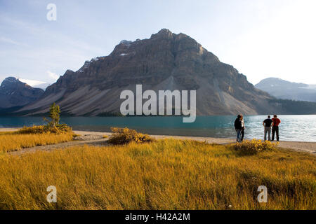 Kanada, Alberta, bundesweit Banff Park, Bow Lake, See, Tourist, Herbst, Nationalpark, Gebäude, Architektur, Berge, Berge, Bäume, Rasen, Vegetation, Färbung, herbstliche, Berge, Wasser, Wasser, See, Tourismus, Küste, Person, Paare, Unterkunft, Natur, Abendlicht, Herbst Stockfoto