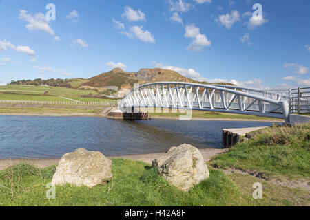 Steg und Radweg über die Afon Dysynni in der Nähe der Küste Stadt Tywyn, Cardigan Bay. Merionethshire, Nordwales. Stockfoto