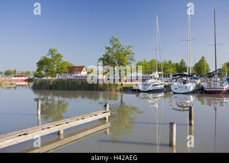 Österreich, Burgenland, Illmitz, Hafen, Stiefel, Segelboote, Brücke, Stockfoto