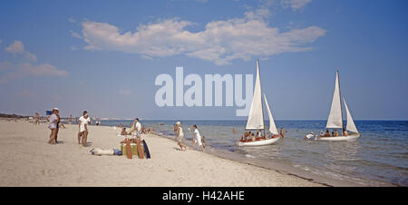 Tunesien, Nabeul, Strand, Urlauber, Meer, Segelboote, Nord, Afrika, Mittelmeer, Sandstrand, Strand-Urlauber, Person, Tourist, Stiefel, Himmel, blau, Wolke, Urlaubsziel, Tourismus, Stockfoto