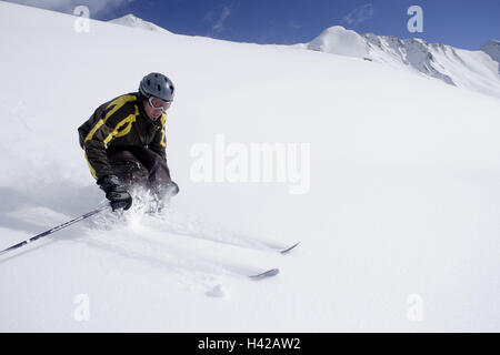 Österreich, Tirol, Serfaus, Skifahren, Skifahrer, Seitenansicht, Piste, Schnee, Model Release, Alpen, Berge, Berge, Saison, Winter, Schnee, Schnee-bedeckten, Wintersportgebiet, Wintersport, Skifahren, Region, Tourismus, Tourismus, Sport, Sport, Skifahren, Wolken, Pulverschnee, Skiurlaub, Tiefschnee, sonnig, Menschen, Start-und Landebahn, Ski Piste Stockfoto