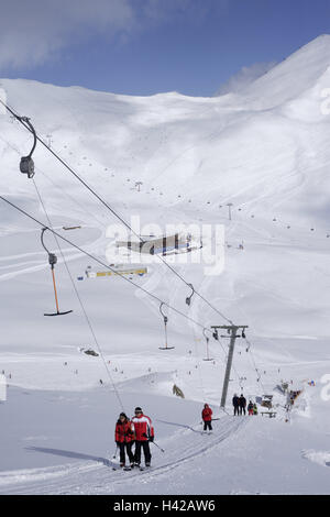 Österreich, Tirol, Serfaus, Ski Piste, gezogenen Aufzug, Skifahrer, kein Model-Release, Alpen, Berge, Berge, Saison, Winter, Schnee, Schnee-bedeckten, Wintersportgebiet, Wintersport, Skigebiet, Tourismus, Tourismus, Person, Skifahren, Lift, Skilift, Start-und Landebahn, weniger Aufzug Stockfoto