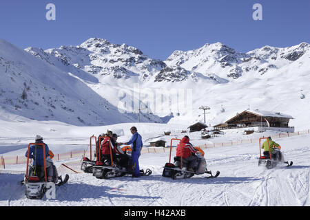 Österreich, Tirol, Serfaus-Fiss-Ladis, Ski Gebiet, schneebedeckte, Doos, Treiber, kein Modell loslassen, Alpen, Berge, Berge, Saison, Winter, Schnee, Wintersportgebiet, Tourismus, Tourismus, Holzhütte, Himmel, blau, wolkenlos, sonnig, Skidoofahrer, Tour, Actio Stockfoto