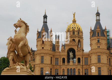 Deutschland, Mecklenburg-Vorpommern, Schwerin, Schloß, Vorderansicht, Skulptur, Obotrit sein Pferd vorbereiten, Stockfoto