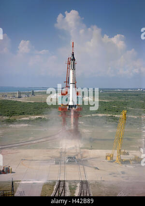 Die Mercury-Redstone Rakete Kapsel startet das Freedom 7-Raumschiff in den Weltraum tragen Astronaut Alan Shepard vom Launch Complex an der Cape Canaveral Air Force Station 5. Mai 1961 in Cape Canaveral, Florida. Freiheit 7 war die erste pilotierte suborbitalen Raumflug, machen Shepard des ersten Amerikaner im Weltall. Stockfoto