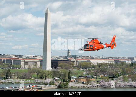 U.S. Coast Guard Hubschrauberbesatzungen fliegen über dem Washington Monument auf der National Mall während der Einarbeitung training 28. März 2016 in Washington, DC. Stockfoto