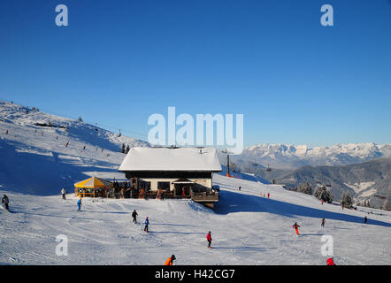 Österreich, Salzburger Land, Flachau, Ski Piste, Skihütte, Skifahrer, Stockfoto