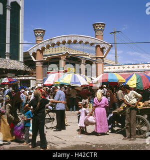 China, Region Sinkiang, Framing-sogar, Basar, Zugang, Passanten, Händler, kein Model-Release, Asien, Seidenstraße, Xinjiang, Kashi, Blick auf die Stadt, Stadt, Markt, traditionell, Eingang, Straßenzene, Markt-Tag, Handel, Verkaufsstände, Straßenverkauf, Straßenhändler, Person, Besucher, Kunden, Angebot, Ware, im Außenbereich Stockfoto