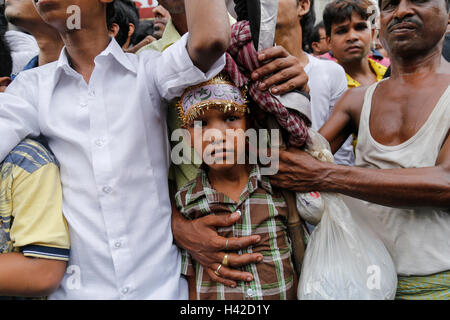 Kolkata, Indien. 13. Oktober 2016. Schiiten Muslime gemeinsam eine religiöse Kundgebung während der Feier des Tages Ashura am 10. Muharram, dem ersten Monat des islamischen Mondkalenders in Indien. Der Höhepunkt des Muharram ist der Ashura-Festival, zum Gedenken an das Martyrium des Imam Hussein, ein Enkel des Propheten Mohammed in der irakischen Stadt Kerbela im siebten Jahrhundert. Bildnachweis: Suvankar Sen/Pacific Press/Alamy Live-Nachrichten Stockfoto