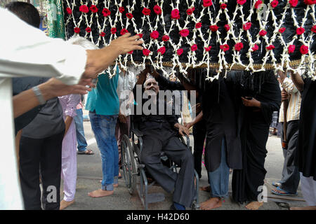 Kolkata, Indien. 12. Oktober 2016. Schiiten Muslime gemeinsam eine religiöse Kundgebung während der Feier des Tages Ashura am 10. Muharram, dem ersten Monat des islamischen Mondkalenders in Indien. Der Höhepunkt des Muharram ist der Ashura-Festival, zum Gedenken an das Martyrium des Imam Hussein, ein Enkel des Propheten Mohammed in der irakischen Stadt Kerbela im siebten Jahrhundert. Bildnachweis: Suvankar Sen/Pacific Press/Alamy Live-Nachrichten Stockfoto