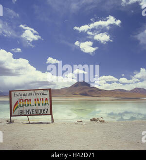 Bolivien, Highland, Altiplano, Reserva Nacional Eduardo Avaroa, Laguna Blanca, Zeichen, Landschaft, Natur, Naturschutzgebiet, aus der Ferne, menschenleer, draußen, Wasser, Himmel, Wolken, Berge, Breite, Abstand, Ansicht, Stockfoto