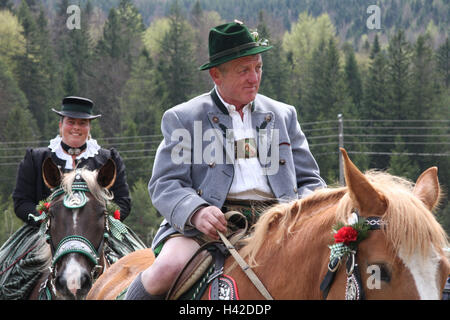 Deutschland, Bayern, Mittenwald, Georgi Reiten, Pferde, blutet, Costume national, kein Model-Release, Süddeutschland, Upper Bavaria, Tiere, Urlaub, Urlaub, Georgi, paar, Person, Frau, Mann, Pilgerreise, Wallfahrt des Pferdes, Jubiläum, prächtig, dekoriert, Segen, außerhalb, Traditionen, Stockfoto