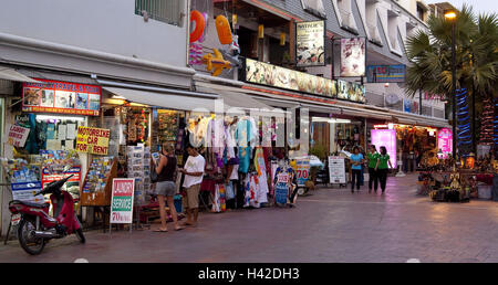 Thailand, Insel Phuket, Kata, Einkaufsstraße, Dämmerung, Stockfoto