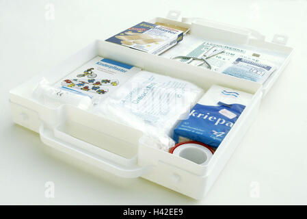 Auto-Verbandskasten, offen Verbandskasten, geöffnet, erste Hilfe, erste Hilfe, Satz, erste Hilfe, Medizin, Vereinigung Material, Verband Material, Verbandskasten, Gips, dreieckigen Bandage, wund Kompresse, Schere, Papiertaschentücher, Sicherheitsmaßnahme, Sicherheit Hau Stockfoto