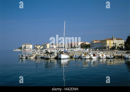 Kroatien, Istrien, Porec, Blick auf die Stadt, Hafen, Ausflugsschiffe, Balkanhalbinsel, Westküste, Stadt, Hafenbecken, Bootssteg, Stiefel, Fischerboote, touristische Stiefel, Freizeitangebot, Tourismus, Bootsfahrt, Bootstour, Urlaubsziel, Destination, Sommer Stockfoto