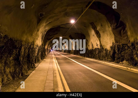 Zweispurige Strassentunnel in der Schweiz mit gespritzten Betonwänden. Stockfoto