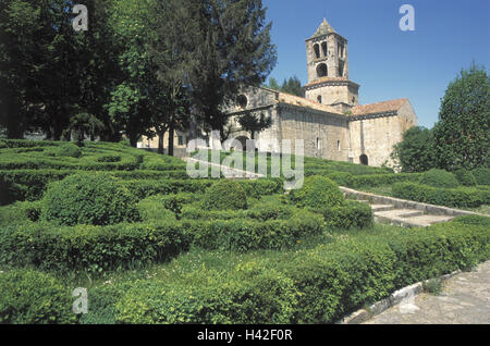 Spanien, Katalonien, Gerona, Camprodon, Kirche Sant Pere, Garten, Europa, Südwesteuropa, Nordostspanien, Pirineos Orientalis, die Pyrenäen, ehemaliges Kloster, Münster, Erhaltung Denkmäler und historische Gebäude, sakrale Bau, Kirche, Struktur, Sacre Stockfoto