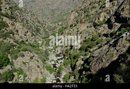 Zwischen den Bergketten der korsischen Schlucht Stockfoto