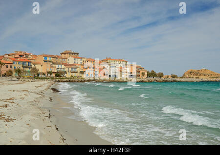 Sandstrand in der korsischen Stadt l'Iles-Rousse Stockfoto