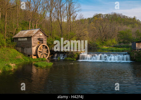 Iowa County, Wisconsin: Hyde Mühle im zeitigen Frühjahr Stockfoto