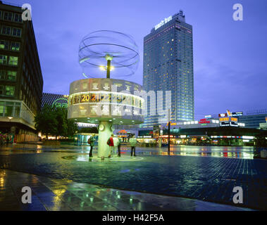 Deutschland, Berlin Mitte, Alexander Platz, Weltzeituhr, Passanten, Dämmerung, Europa, Hauptstadt, Berlin, Alexander Platz, Stadtplatz, St. Kunst, Urania Säule, Uhr, Zeiten, International, Ort von Interesse, Kontaktstelle, Hotel "Park Inn", Hochhaus, ev Stockfoto