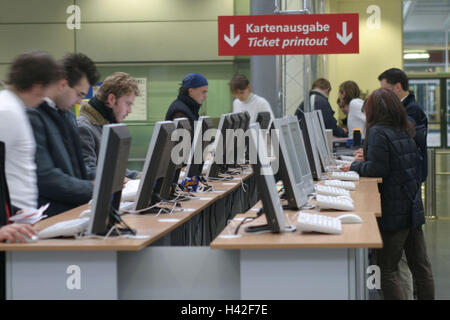 Deutschland, Bayern, München, Masse, System im Jahr 2003, Informationsschalter, Besucher, Flachbildschirme, keine Modellfreigabe!, Europa, Oberbayern, Landeshauptstadt, legen Sie Thema, neue Messe München, Ausstellung, Messe, Event, Veranstaltung, It-Messe, Elektronik und Telekommunikation Masse, tr Stockfoto