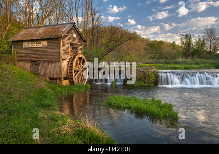 Iowa County, Wisconsin: Hyde Mühle im zeitigen Frühjahr Stockfoto