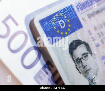 EU-Führerschein, Geldschein, Detail, blur, Europa, Dokument, Führerschein, Code-Karte, Führerschein, Plastikkarte, Karte, Foto, Foto, Banknoten, Geld, Euro, Eurolight, Aufwendungen, fahren, Führerschein Kosten, teuer, Studio, Stillleben, Produktfotografie Stockfoto