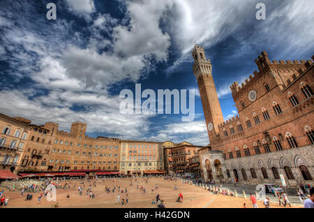 Nicht identifizierte Personen am Piazza del Campo in Siena. Stockfoto