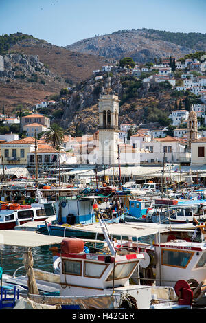 HYDRA, Griechenland - 29. August 2016: Boote in Stadt Hydra auf Hydra-Insel in Griechenland. Hydra ist eines der Saronischen Inseln Griechenlands. Stockfoto