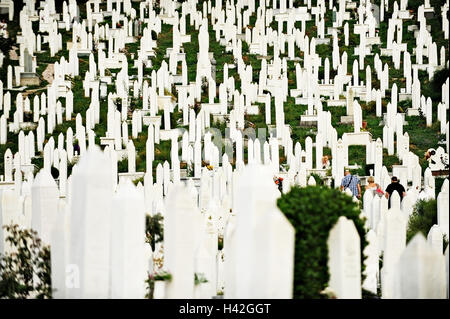 Muslimische Gräber auf dem Friedhof, gewidmet den Opfern der Belagerung von Sarajevo Stockfoto