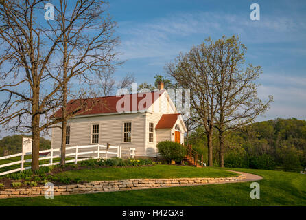 Iowa County, Wisconsin: Abendlicht auf der Hyde-Kapelle im zeitigen Frühjahr Stockfoto