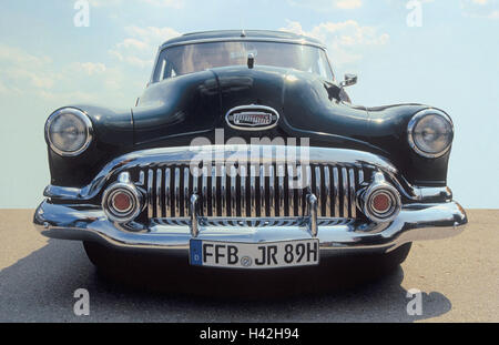 Oldtimer, acht Buick, Jahr 1950 Herstellung, Vorderansicht nur redaktionell Auto, Pkw, Fahrzeug, schwarz, alte, nostalgisch, Nostalgie, kultiviert, Sammlerstück, Sammler Objekt, Sammlerstück, Luxus, Münster-, Statussymbol, Reichtum, ein Stockfoto