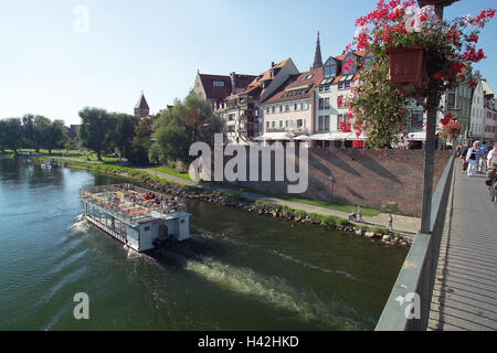 Deutschland, Baden-Wurttemberg, Ulm, Blick auf die Stadt, der Donau, Urlaub Schiff, Sommer, Europa, Stadt, Stadtbild, Terrasse, Donau-Brücke, Brücke, Fußgänger, Fluss, Schiff, Boot, Ausflugsschiff, Schifffahrt, Tourismus-Donau Stockfoto