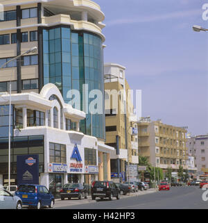 Zypern, Griechisch, Larnaca, Zentrum, Blick auf die Stadt, Straße Leoforos Archiepiskopou Makariou III, Europa, Mittelmeer, Insel im Mittelmeer, Insel, Insel state, Kypriaki Dimokratia, Kypros, Zypern, Südostküste, griechisch-zypriotischen Gebiet, Lárnaka, Hafen, Stadt, Innenstadt, Wohnhäuser, Geschäftshäuser, Straßenszene, Sommer Stockfoto