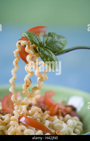 Platte, Zweig, Nudelgericht, Tomaten, Basilikum, Stockfoto