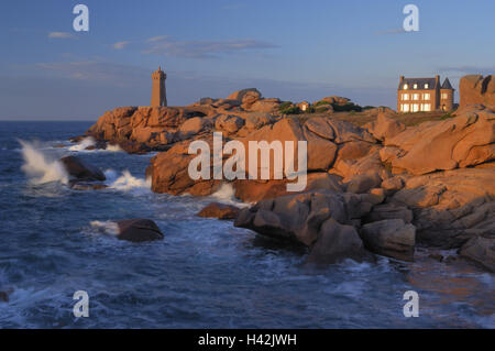 Frankreich, Bretagne, Ploumanach, Cote de Granit Rose, Leuchtturm, Meer, Haus, Abendlicht, Stockfoto